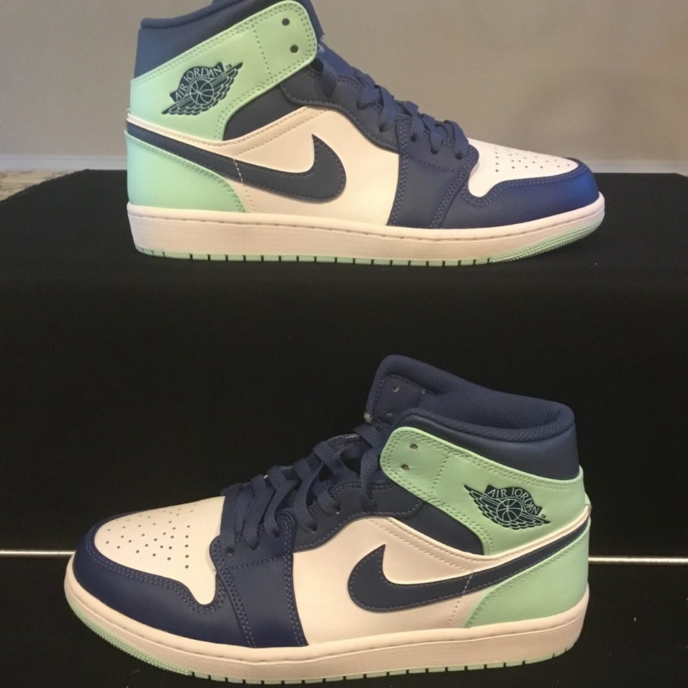 DEAD STOCK JORDAN 1 MID MYSTIC NAVY/ MINT FOAM. SIZE 10 Mens